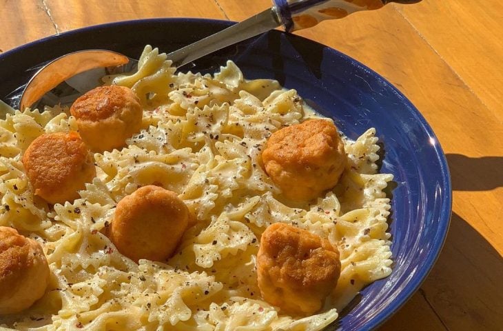 Farfalle de laranja com almôndegas de salmão