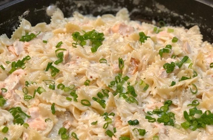 Farfalle limone com salmão