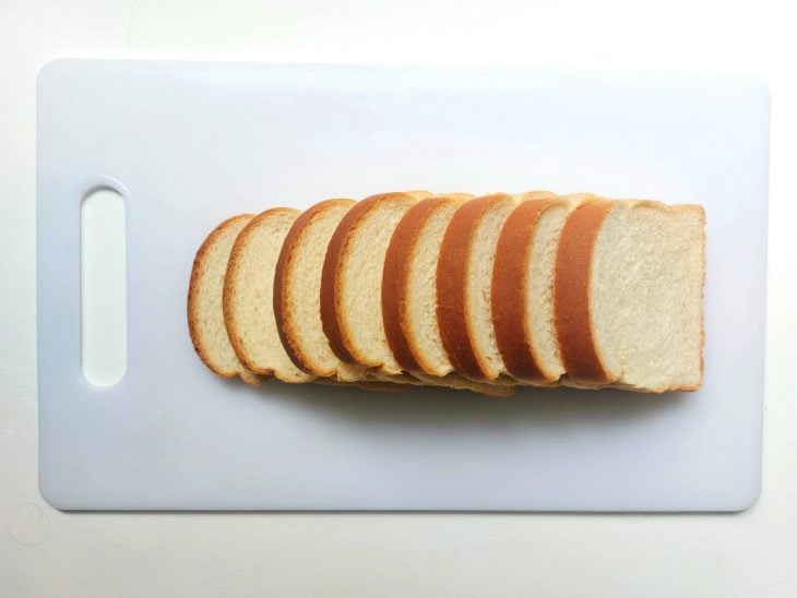 Uma tábua contendo 8 fatias de pão de forma