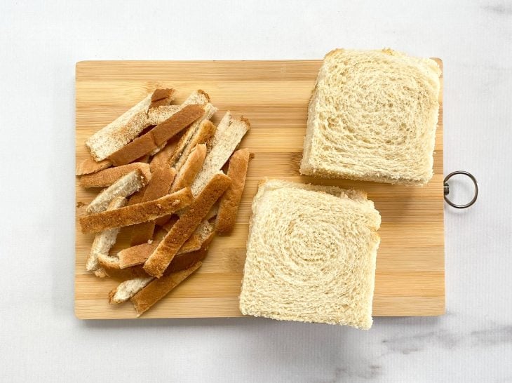 Fatias de pão de forma sem casca.