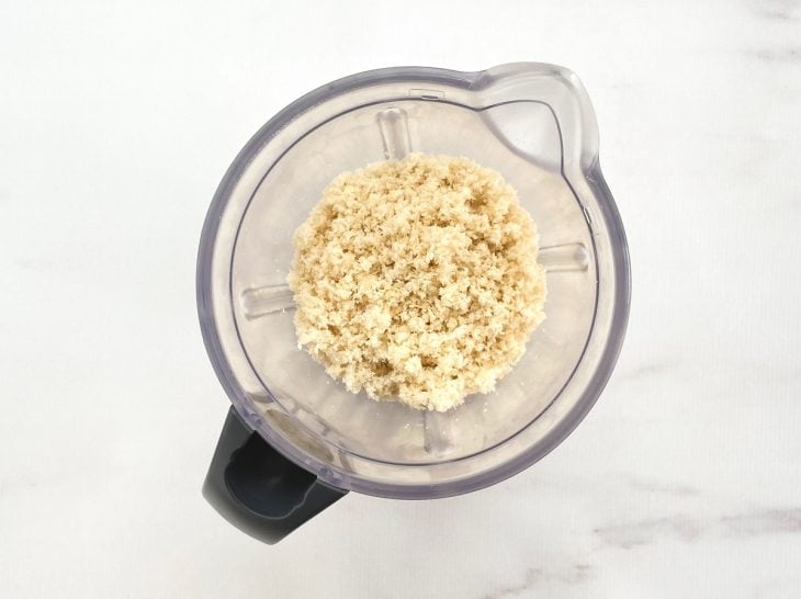 Pães triturados em um liquidicador.