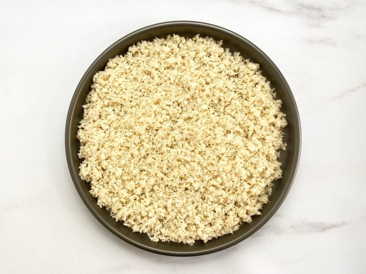 Farinha espalhada por uma assadeira.