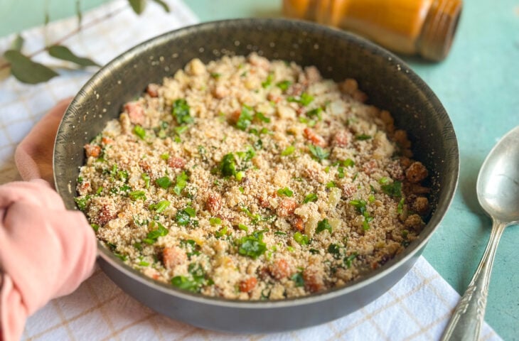 Farofa com bacon e creme de cebola