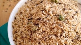 Farofa crocante com gergelim e shoyu