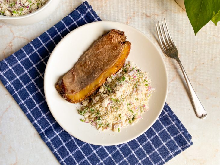 Num prato com uma fatia de carne, a farofa está servida.