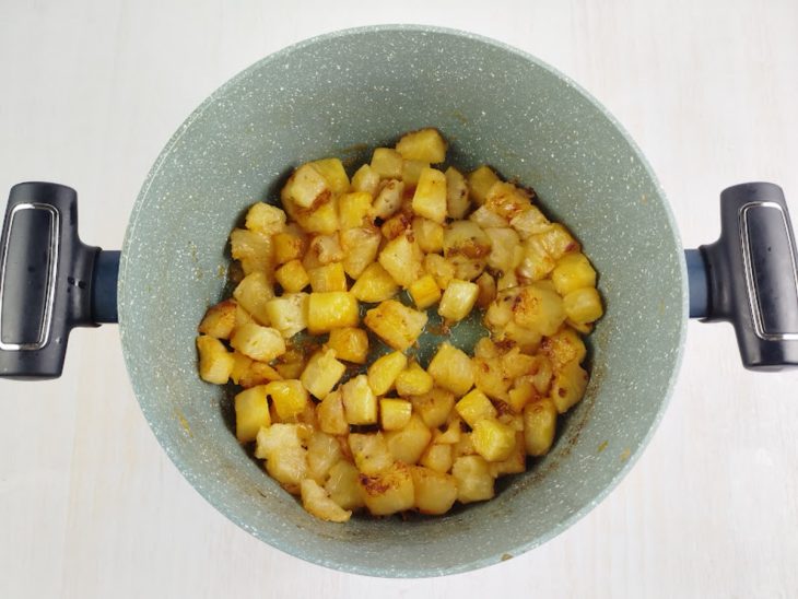 Abacaxi caramelizado na frigideira.