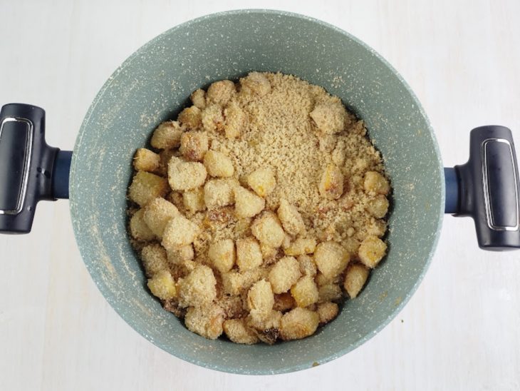 Farinha adicionada ao abacaxi.