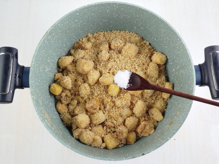 Temperos adicionados à farofa.