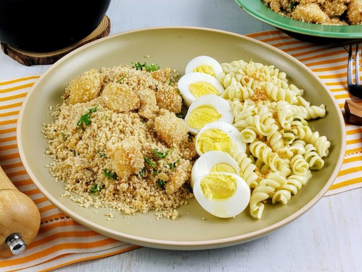 Farofa de abacaxi servida.