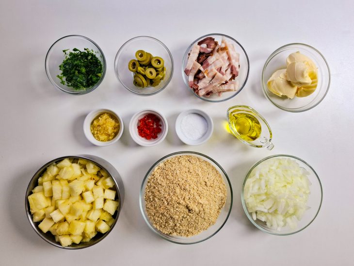 Ingredientes organizados na bancada.