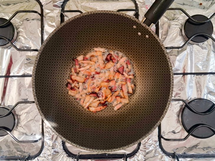 Bacon sendo frito na frigideira