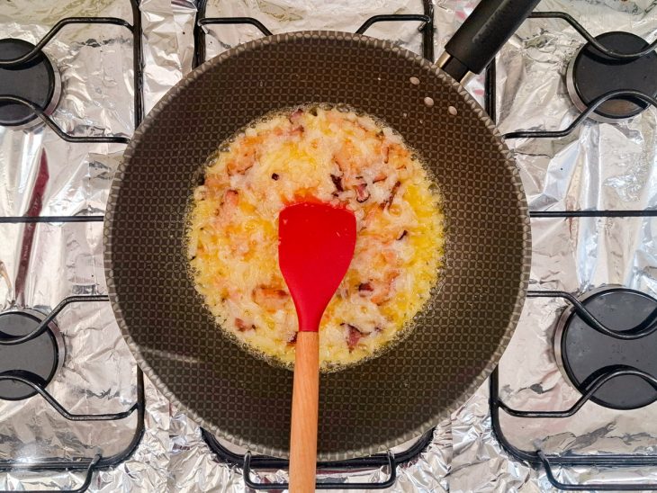 Alho e cebola sendo refogados na manteiga.