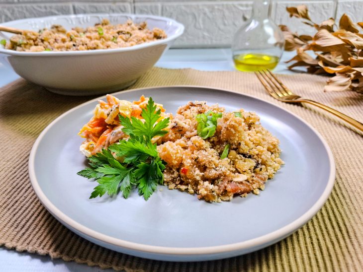 Farofa de abacaxi com bacon servida.