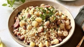 Farofa de abacaxi com bacon e calabresa