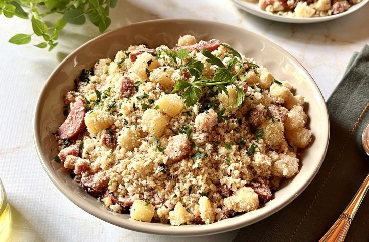 Farofa de abacaxi com bacon e calabresa
