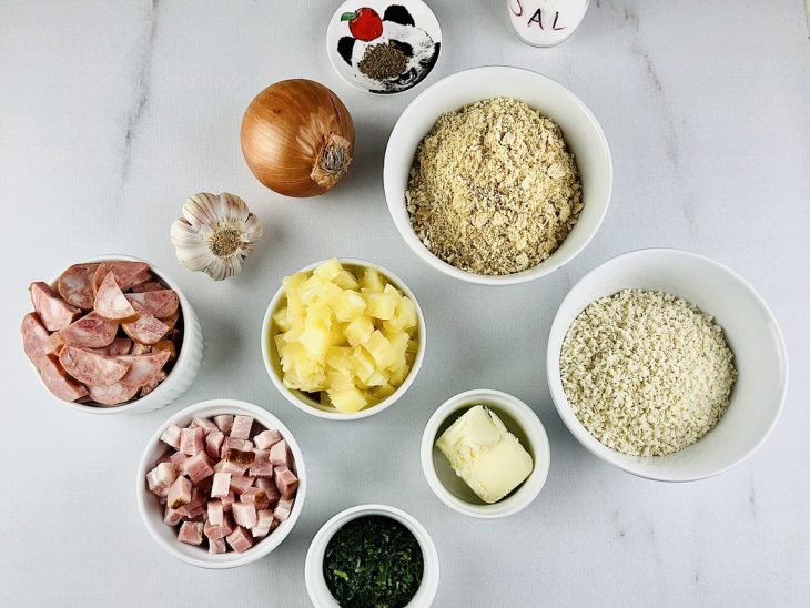 Ingredientes separados sobre a bancada.