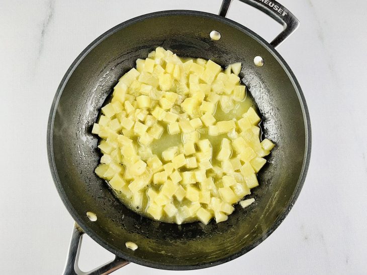 Abacaxi dourando na panela.