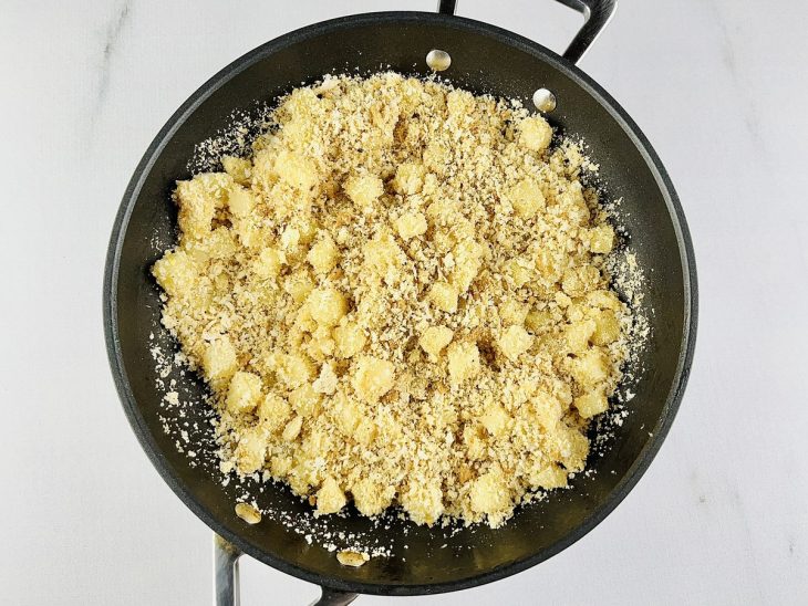 Farinha panko e farofa adicionada à panela.