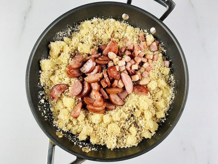 Bacon e calabresa agregada à farofa.