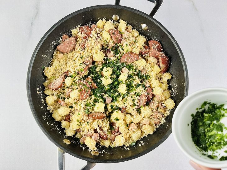 Salsinha e cebolinha adicionadas à farofa.