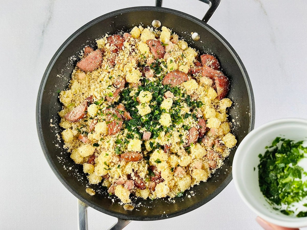 Farofa de abacaxi com bacon e calabresa - Receiteria