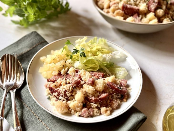 Farofa de abacaxi com bacon e calabresa servida.
