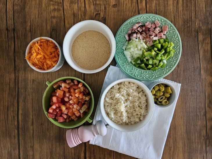 Ingredientes da farofa de arroz fácil reunidos.
