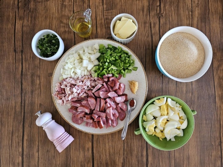 Uma bancada com os ingredientes da receita separados.