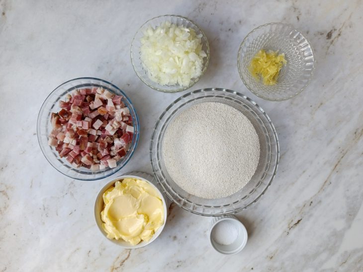 Ingredientes separados sobre a bancada.