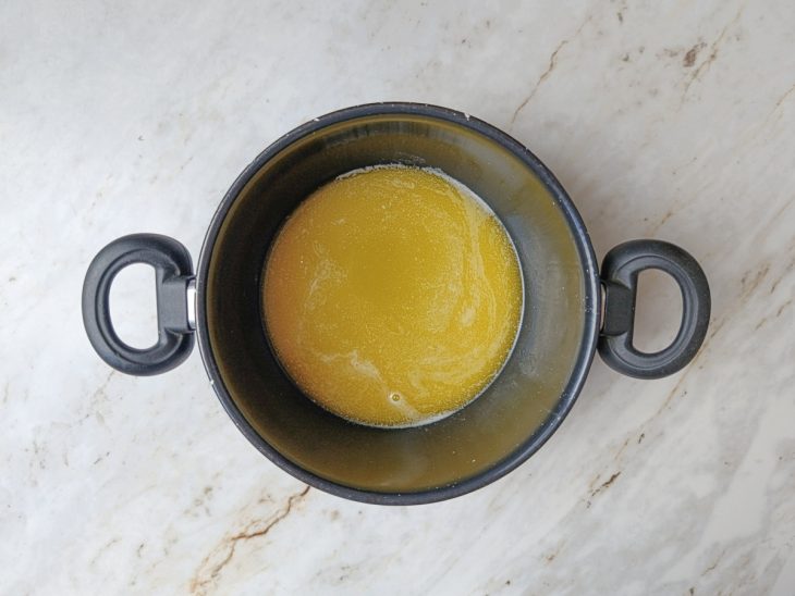 Manteiga derredita na panela.