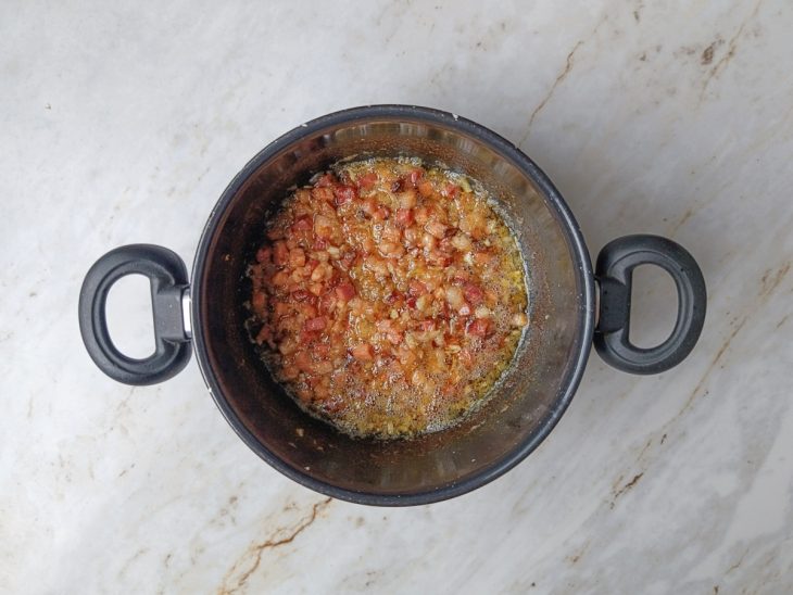 Alho adicionado à panela.