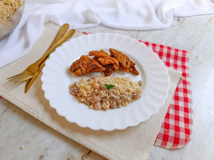 Farofa de bacon com farinha de mandioca servida.