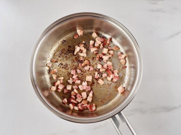 Bacon frito em uma panela.