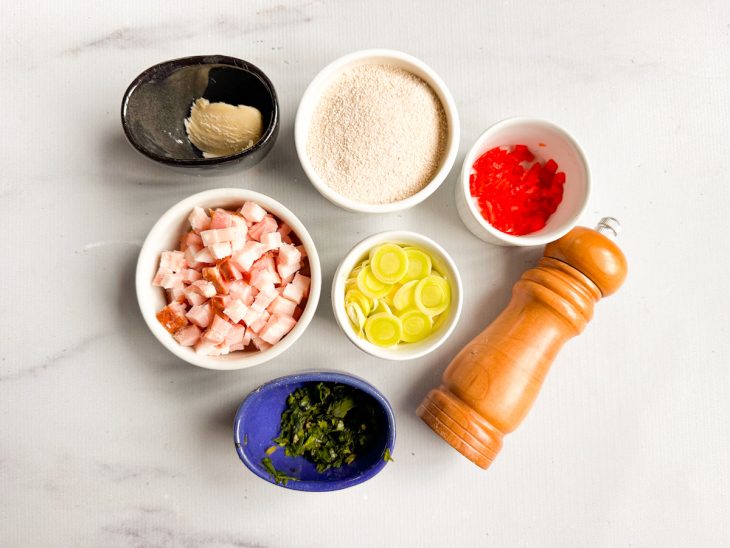 Ingredientes reunidos na bancada.