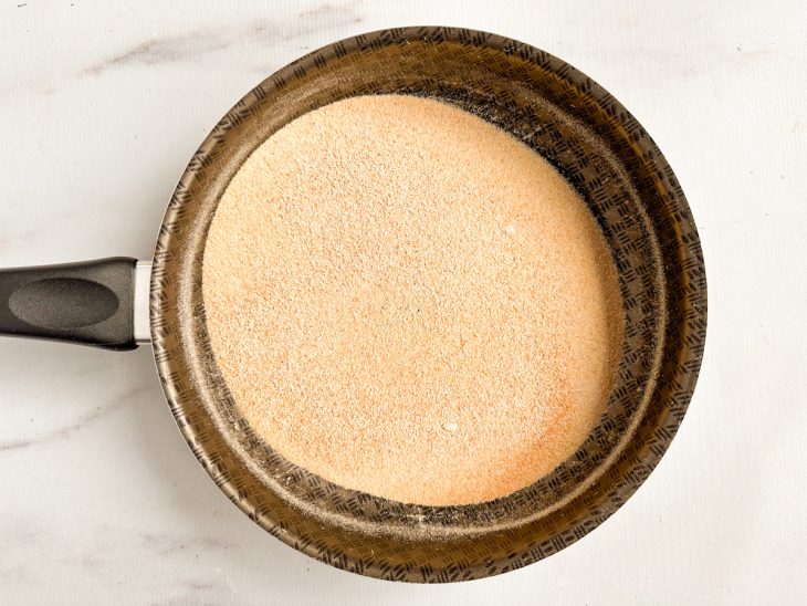 Farinha na frigideira.