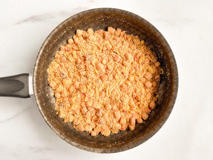 Na mesma frigideira, a pimenta, a manteiga e a farinha tostadas são adicionadas.