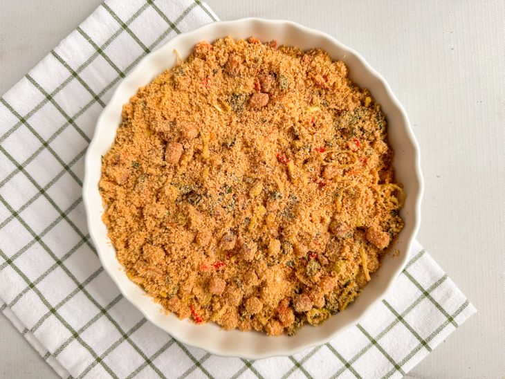 Farofa pronta, servida em recipiente.