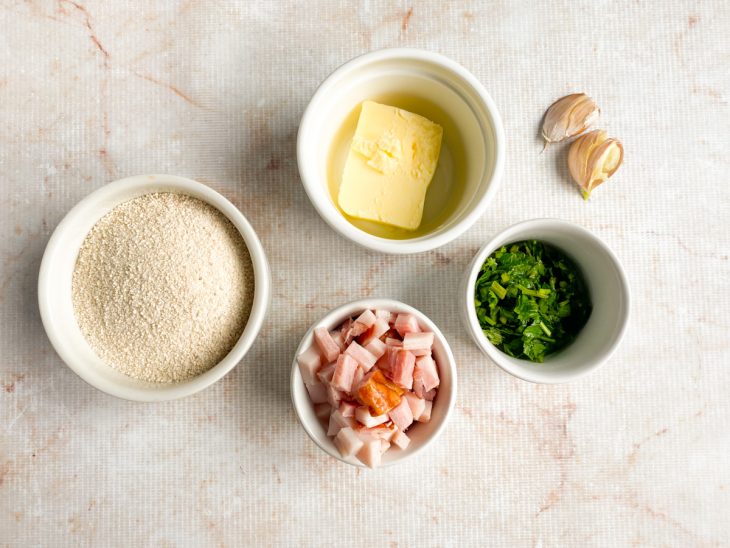 Ingredientes separados sobre a bancada.