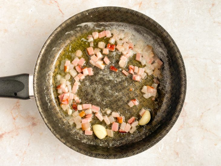 Manteiga e bacon na panela.