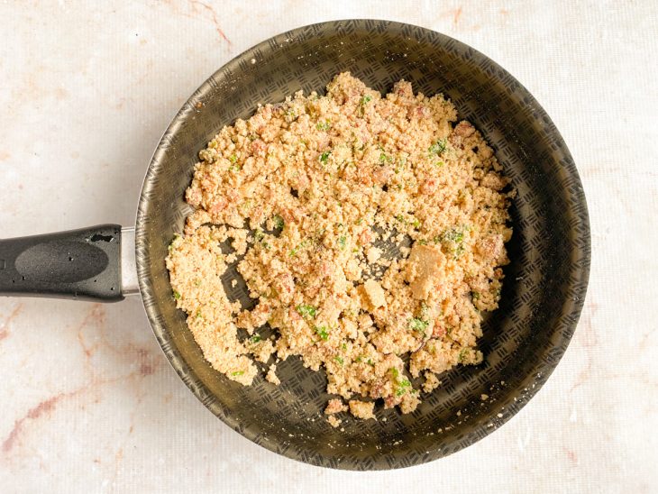 Cebolinha e manteiga adicionadas à frigideira.