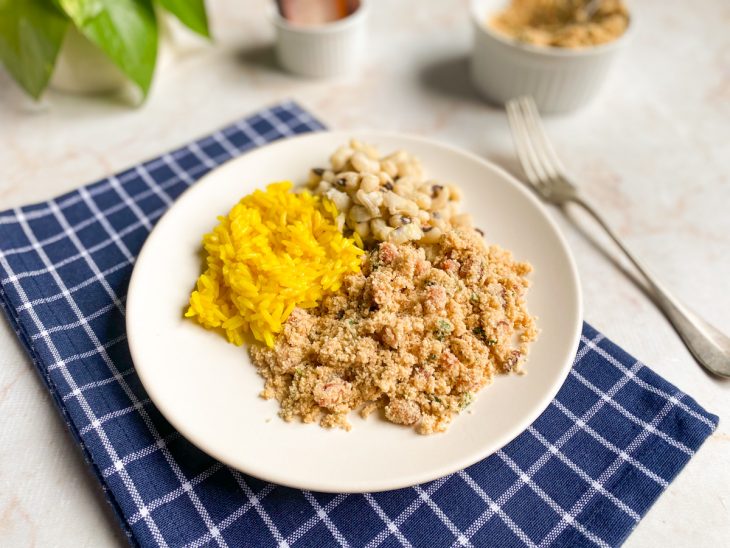 Farofa de bacon fácil servida.