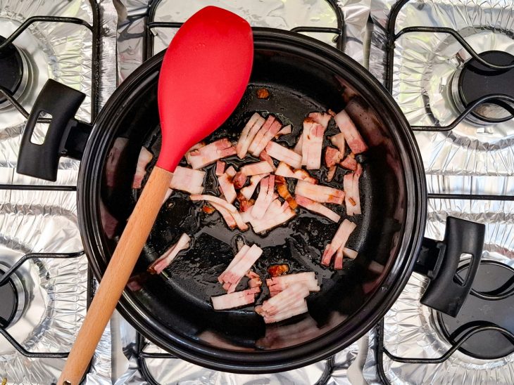 Bacon fritando com óleo.