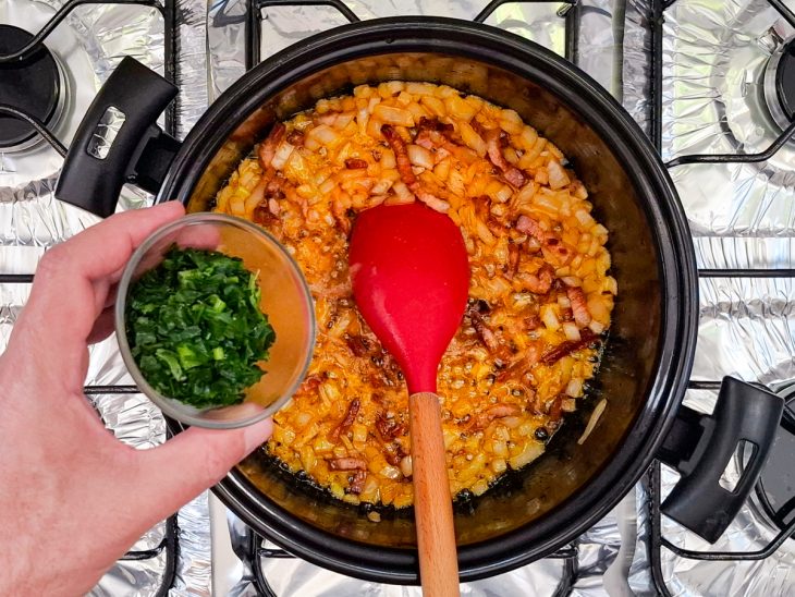 Colorau, pimenta-do-reino, orégano e cheiro-verde (ou salsa desidratada) adicionados à panela.