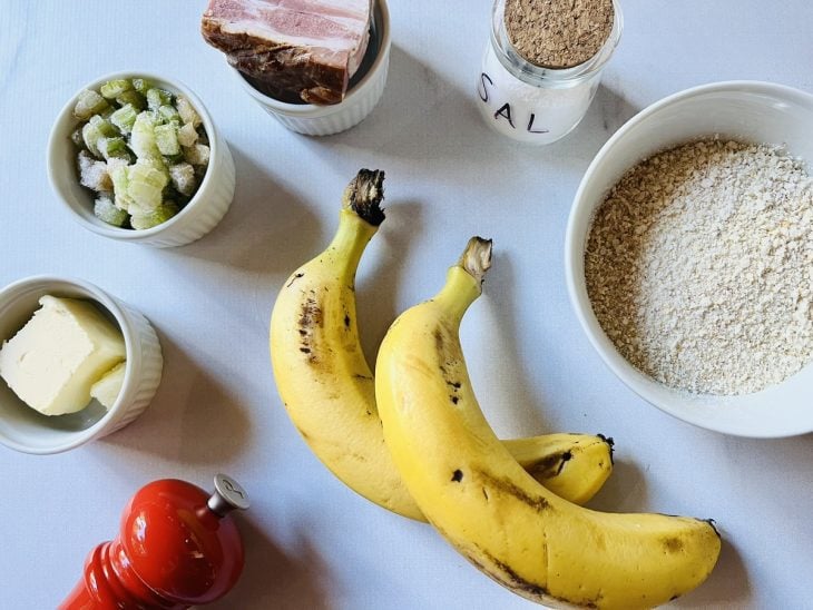 Ingredientes para a receita de farofa de banana com bacon.