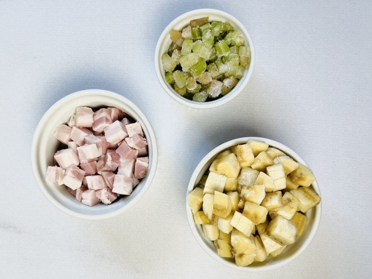 Ingredientes picados e separados em recipientes distintos.