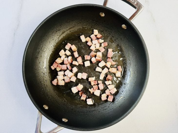 Bacon na frigideira.
