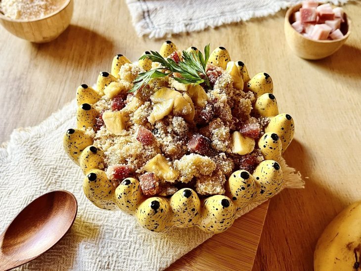 Farofa de banana com bacon pronta para consumo.