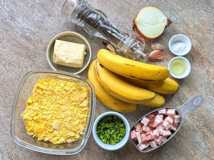 Ingredientes da farofa sobre a bancada.