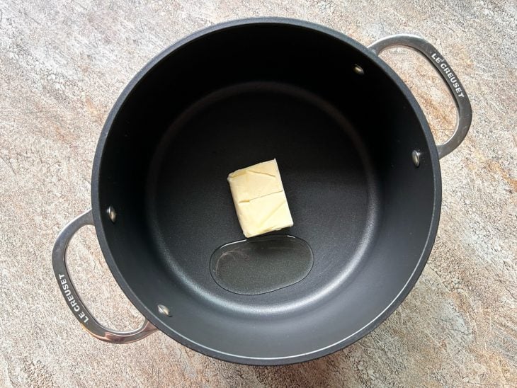 Uma panela com azeite e manteiga.
