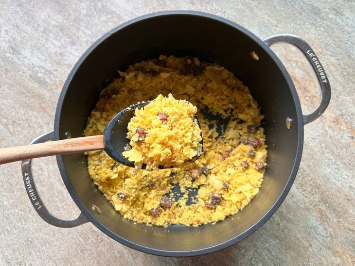 Farinha de milho incorporada com os outros ingredientes na panela.